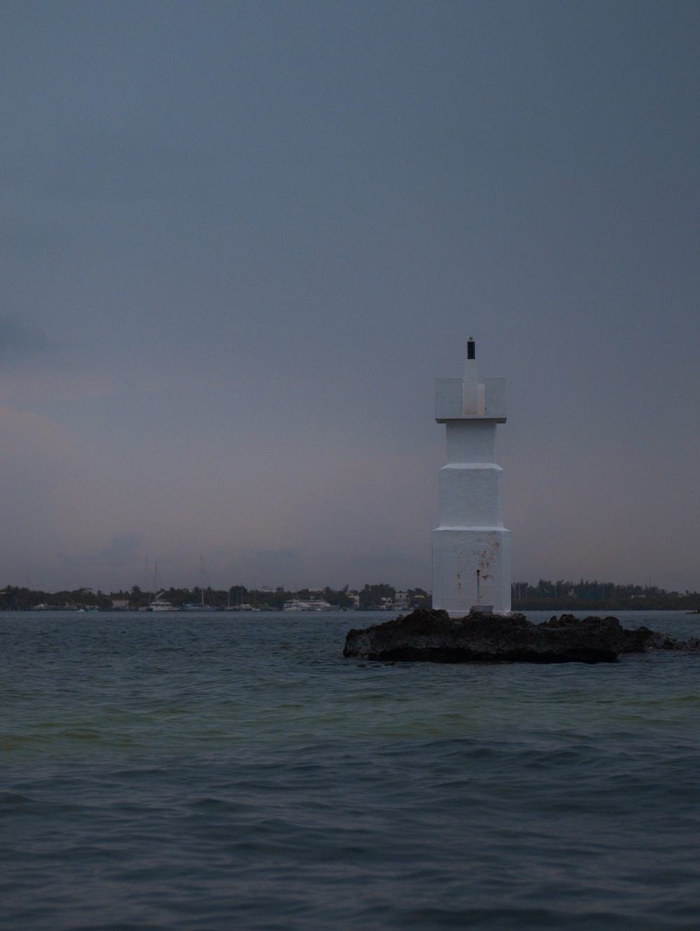 Faro en la costa de Cancun